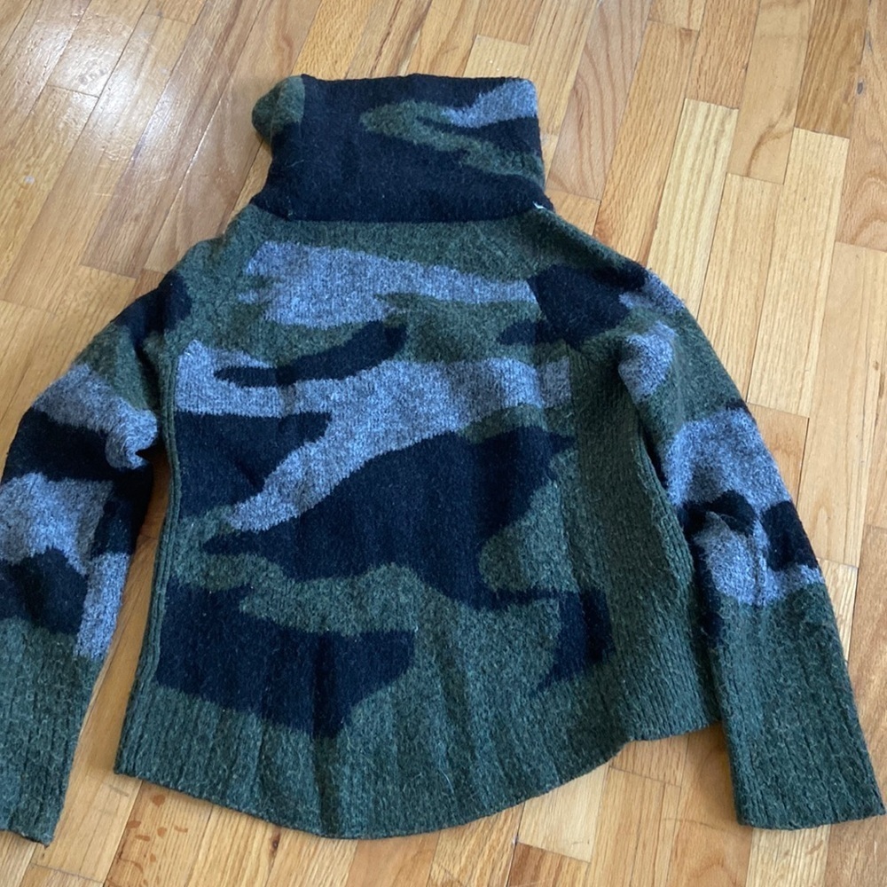 Women’s RD style sweater. Black/green/gray. Size XS